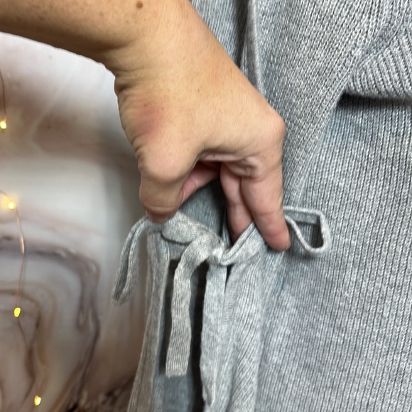 American Eagle Outfitters Gray Long Sleeve Sweater Sleeves that Tie Size M - Picture 3 of 13